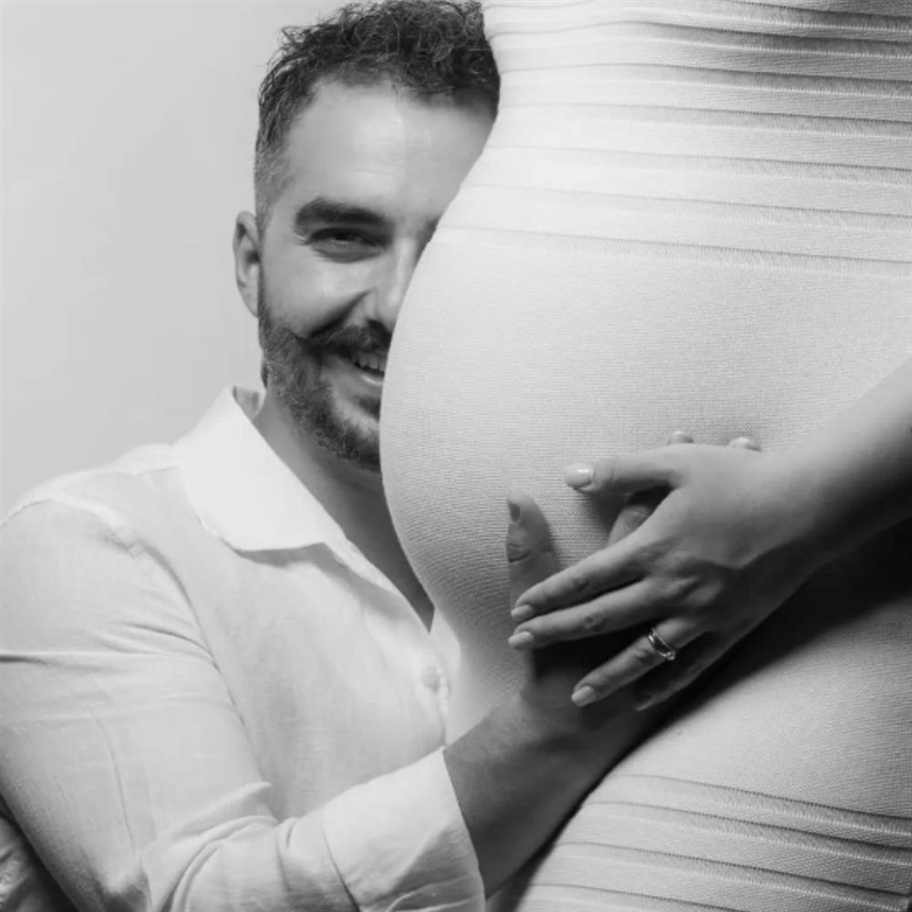 Στέλιος Βαμβακάς: Ο τραγουδιστής περιμένει το πρώτο του παιδί - Οι φωτογραφίες με την εγκυμονούσα σύντροφό του