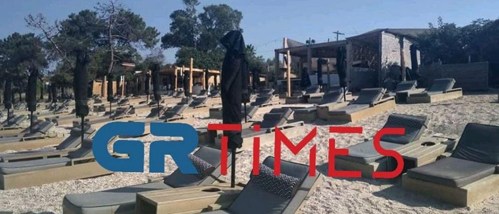 “Λουκέτο” σε beach bar για τις αποστάσεις ανάμεσα στις ξαπλώστρες