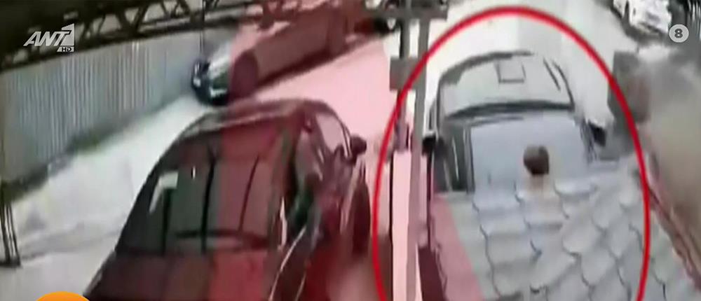 Ασβεστοχώρι: αυτοκίνητο “καρφώνεται” σε αυλή σπιτιού (βίντεο)