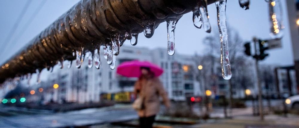 Κακοκαιρία: Η Γερμανία “παρέλυσε” από τα χιόνια (εικόνες)