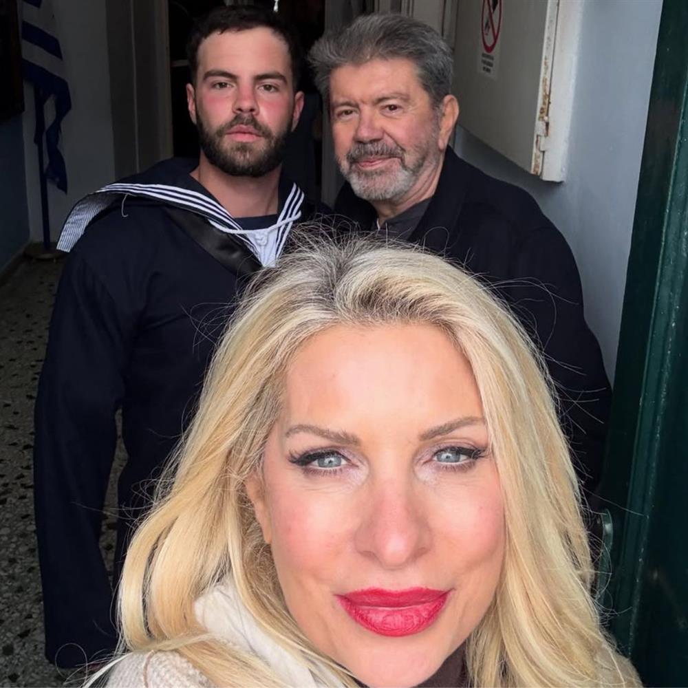 Ελένη Μενεγάκη: Στην ορκωμοσία του γιου της, Άγγελου με τον Γιάννη Λάτσιο & τον Μάκη Παντζόπουλο (Photos)