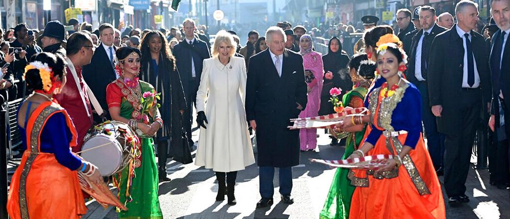 Βασιλιάς Κάρολος: Σάλος με την... τρύπια κάλτσα του σε τζαμί (εικόνες)