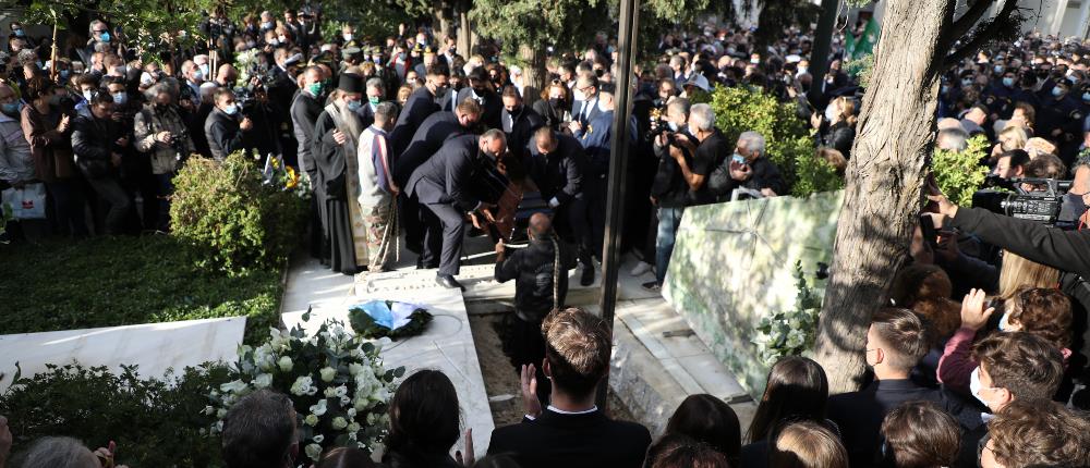 Η Φώφη Γεννηματά στην τελευταία της “κατοικία”