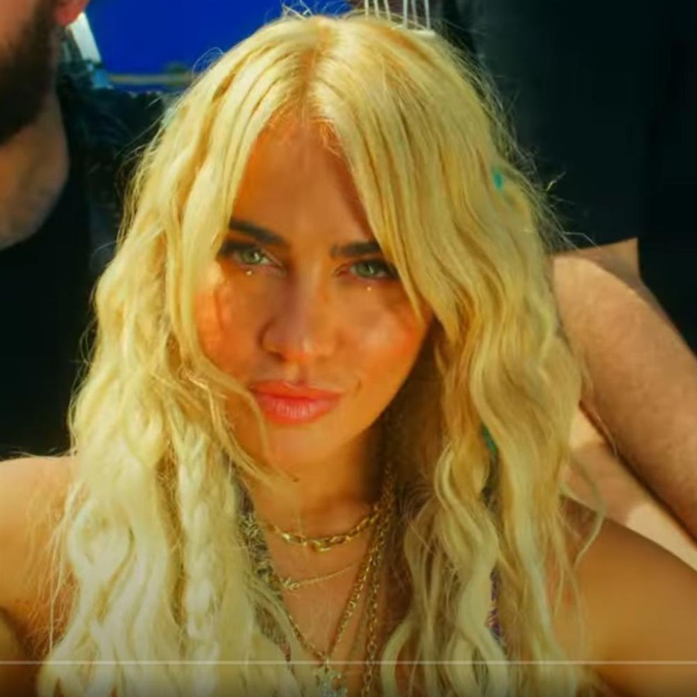 Konnie Metaxa: Κυκλοφόρησε το κλιπ του "Sinanay" και συμμετέχει η μητέρα της Ζώζα Μεταξά