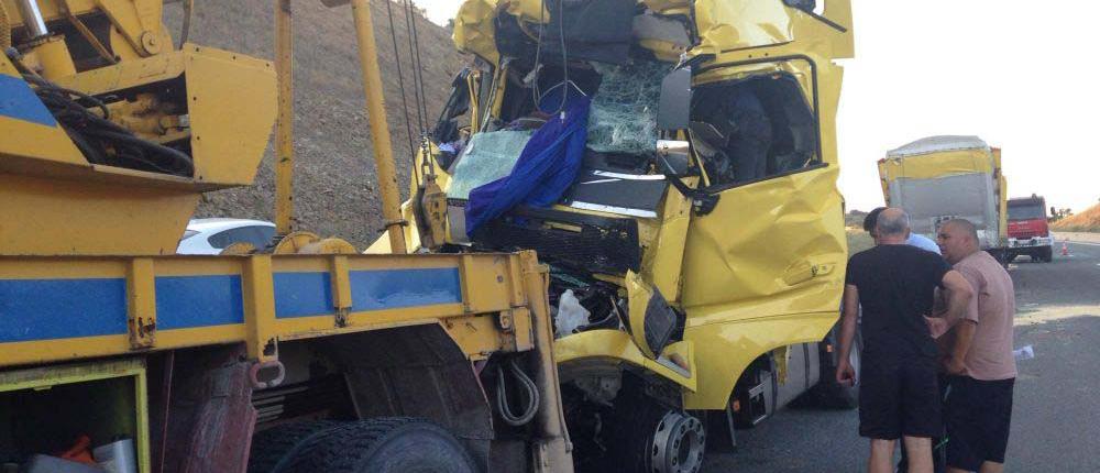 Νεκρός από σφοδρή σύγκρουση νταλικών (βίντεο)