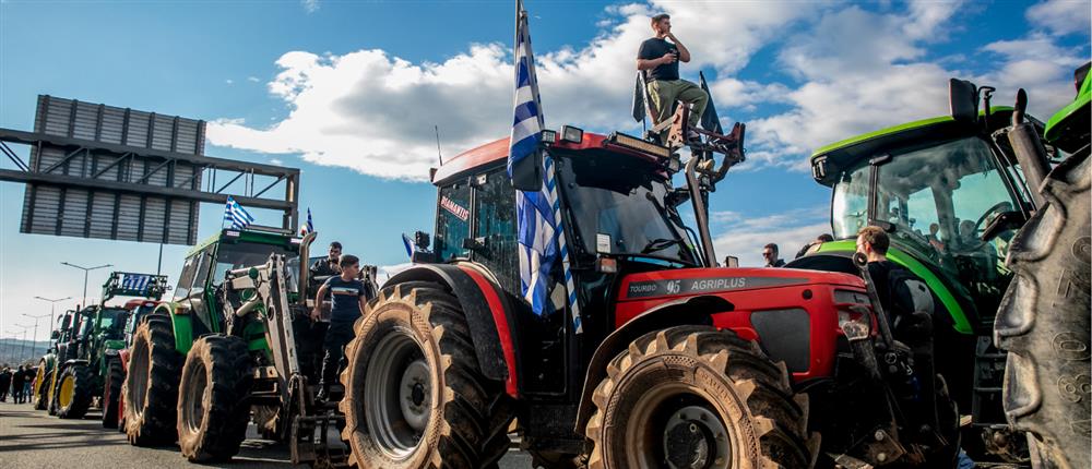 Πάτρα: Παραμένουν στα μπλόκα αγρότες και κτηνοτρόφοι της δυτικής Ελλάδας