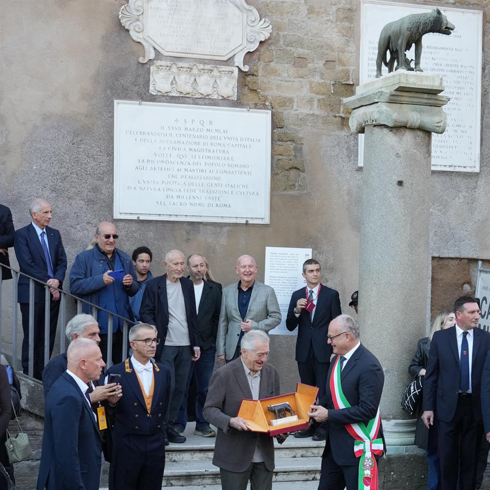 Ρόμπερτ Ντε Νίρο: Βραβεύθηκε με την "Λύκαινα του Καπιτωλίου"
