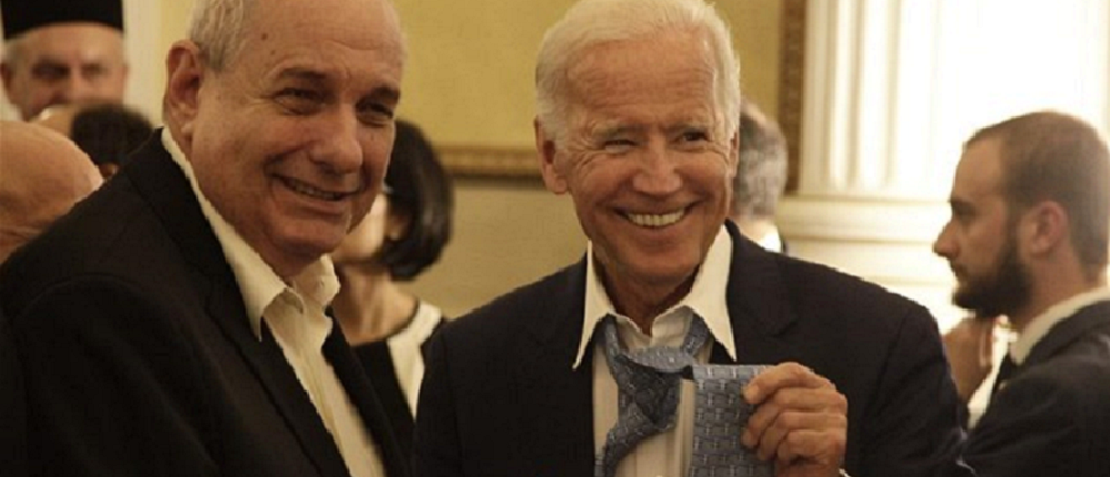Αντάλλαξαν γραβάτες Μπάιντεν και Κουίκ (φωτό)