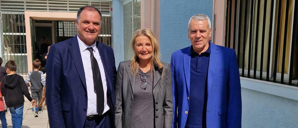 Μαρέβα Μητσοτάκη: Τήρησε υπόσχεση σε μαθήτρια και πήγε στο σχολείο της (εικόνες)