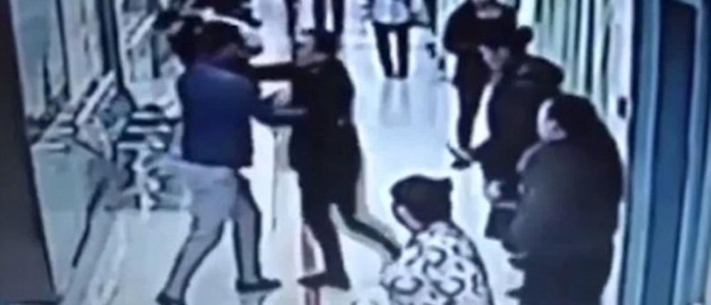 “Μάχη” μέχρις εσχάτων ανάμεσα σε νεκροθάφτες έξω από εντατική (βίντεο)
