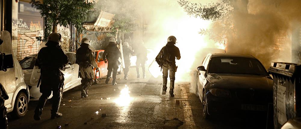 Εξάρχεια: Επιθέσεις με μολότοφ και πέτρες σε αστυνομικούς (βίντεο)