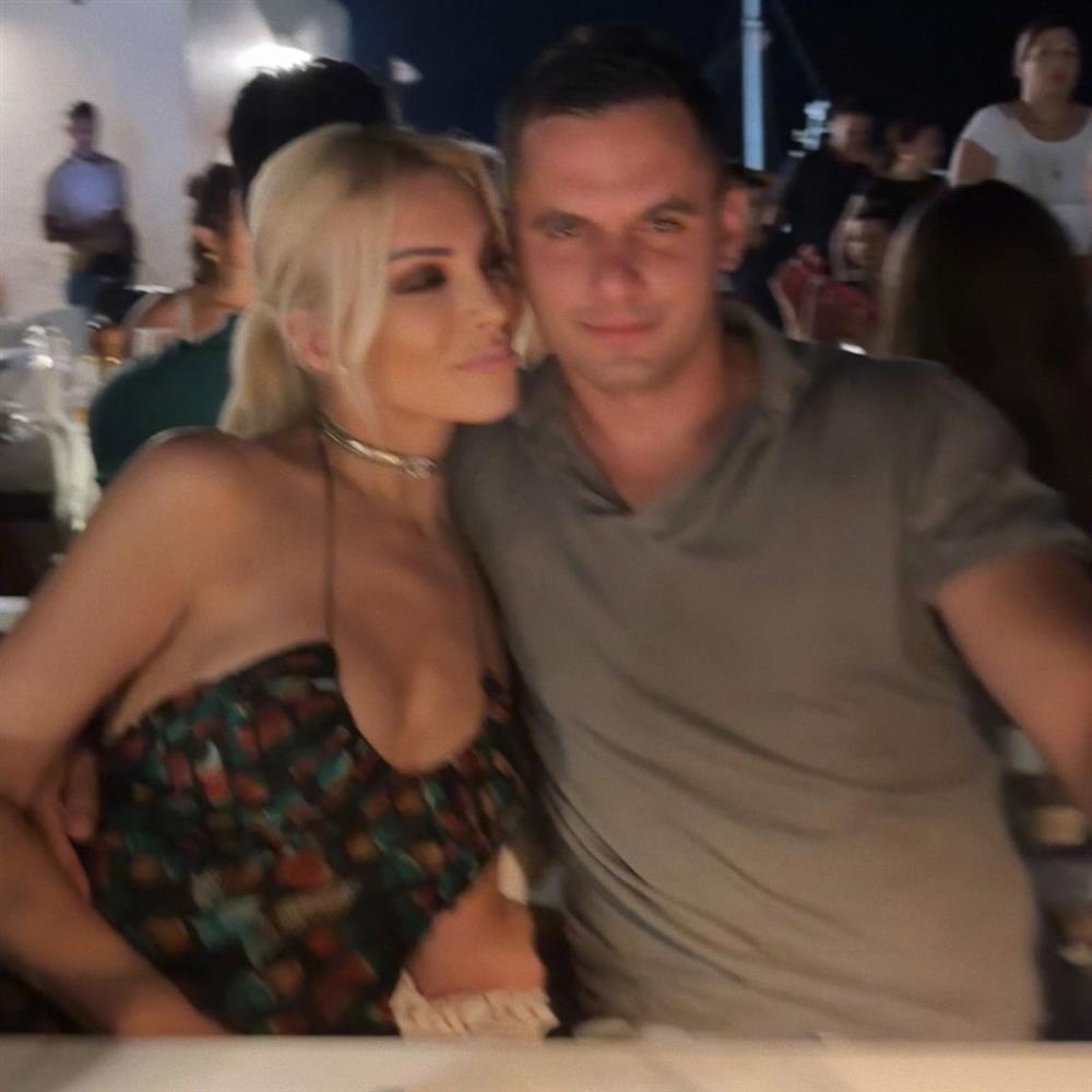 Κατερίνα Καινούργιου: Στην Αντίπαρο με τον σύντροφό της, Παναγιώτη Κουτσουμπή (Φωτό)