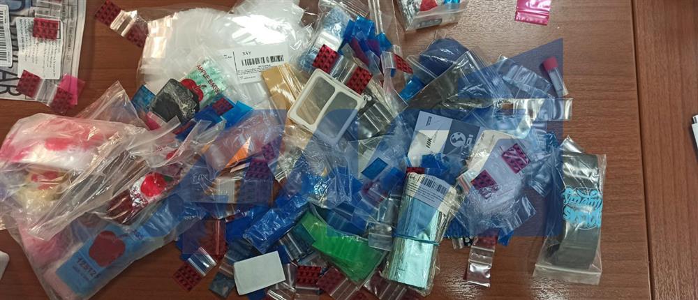 Αθήνα: Πλήθος ναρκωτικών βρέθηκαν στην κατοχή 49χρονου και συνελήφθη - Από αναβολικά μέχρι... παραισθησιογόνα μανιτάρια (βίντεο)