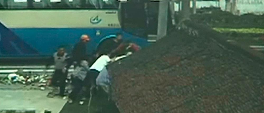 Περαστικοί σήκωσαν αυτοκίνητο για να απεγκλωβίσουν οδηγό τρικύκλου (βίντεο)