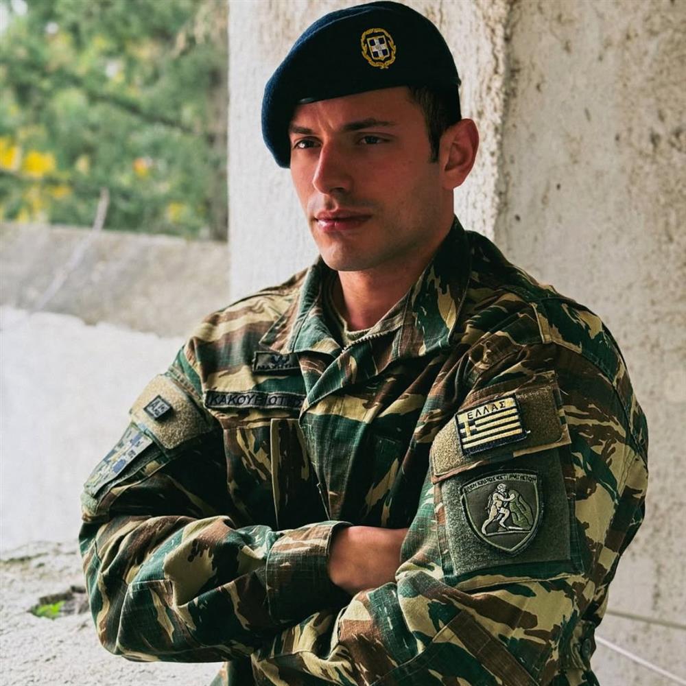 Βαγγέλης Κακουριώτης: Ολοκλήρωσε τη στρατιωτική του θητεία (Φωτογραφίες)