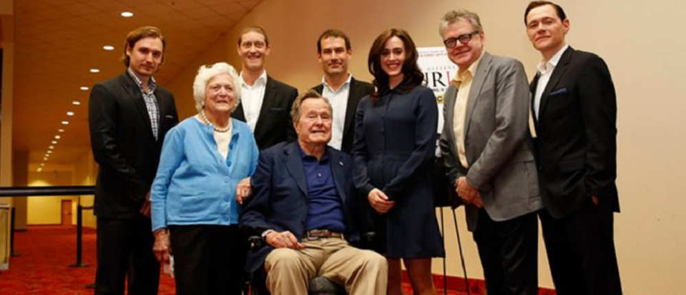 Ηθοποιός κατηγορεί τον Τζορτζ Μπους ότι την... χούφτωσε