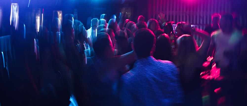 Πάτρα: Σύλληψη και “καμπάνες” για ανοιχτό μπαρ με μουσική