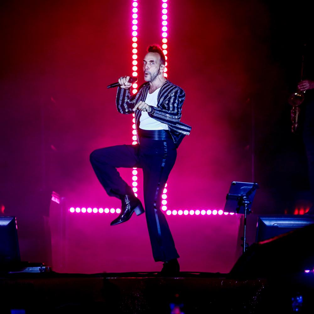 Υπό καταρρακτώδη βροχή η φωταγώγηση του χριστουγεννιάτικου δέντρου στο Σύνταγμα (φωτογραφίες)