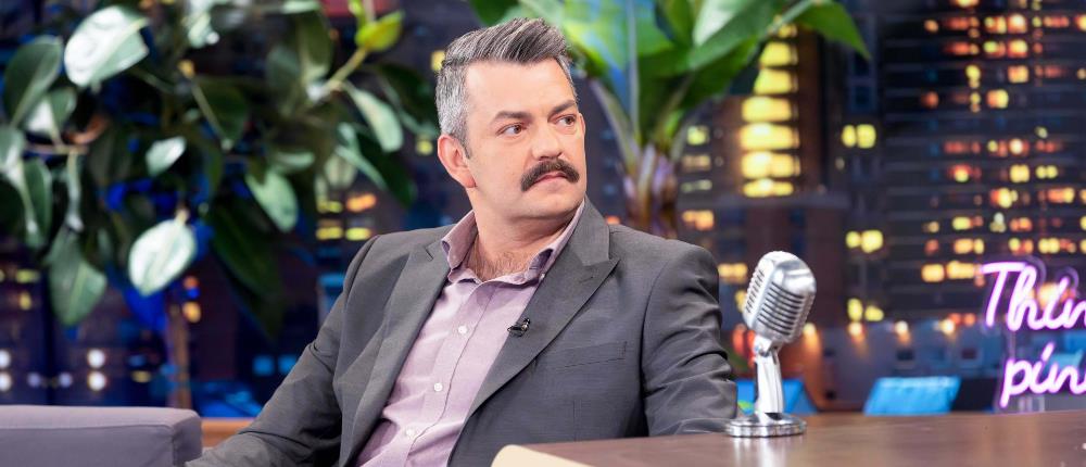 “The 2Night Show” - Βασίλης Φασιάς: Η ιατρική, τα 5000 βιβλία και ο “φόβος” του κόσμου (βίντεο)