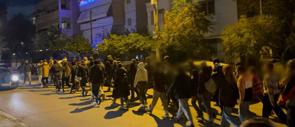 “Ρουβίκωνας”: Πορεία έξω από το σπίτι της Νίκης Κεραμέως (εικόνες)