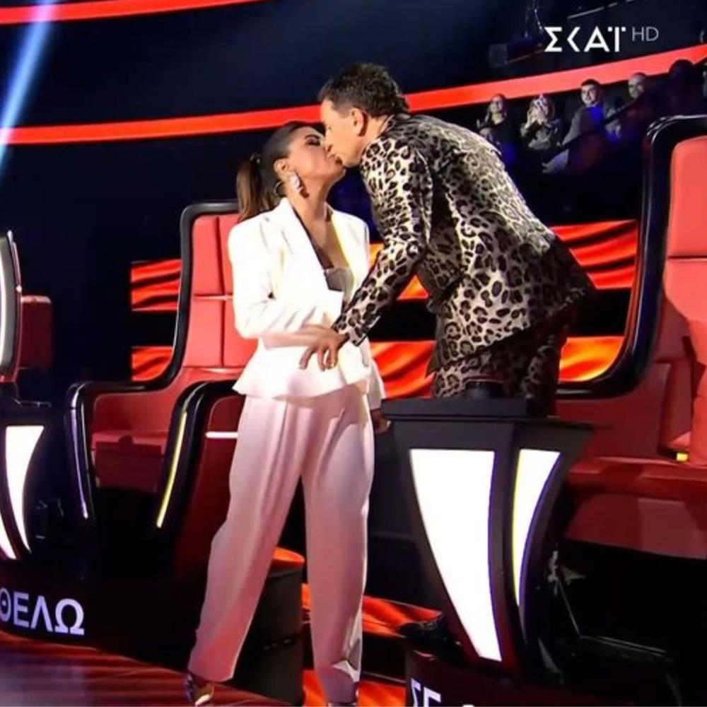 The Voice: Έλενα Παπαρίζου & Γιώργος Μαζωνάκης φιλήθηκαν on air! "Θέλανε να φασωθούνε" είπε ο Χρήστος Μάστορας