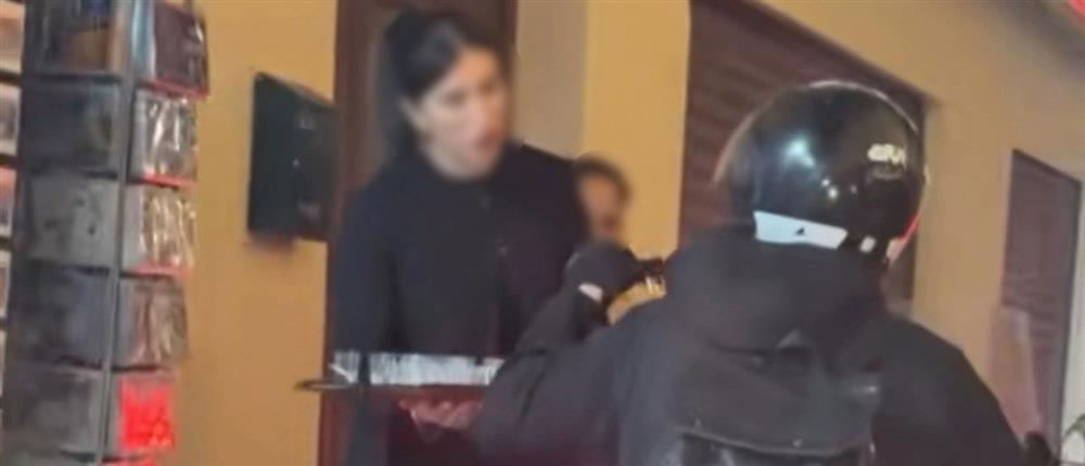 Κρήτη: Υπάλληλος καταστήματος κερνούσε ρακές οδηγούς που είχαν κολλήσει στην κίνηση! 