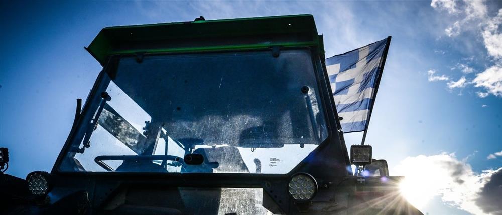 Λάρισα: Παραμένουν οι αγρότες στις σήραγγες των Τεμπών