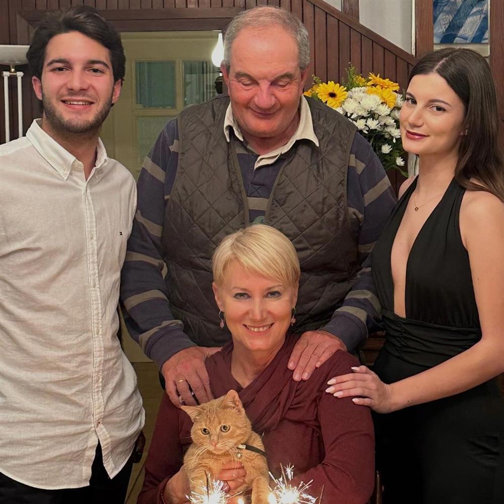 Κώστας Καραμανλής - Νατάσα Παζαΐτη: Η κόρη τους Αλίκη κάνει την πρακτική της στη Μύκονο