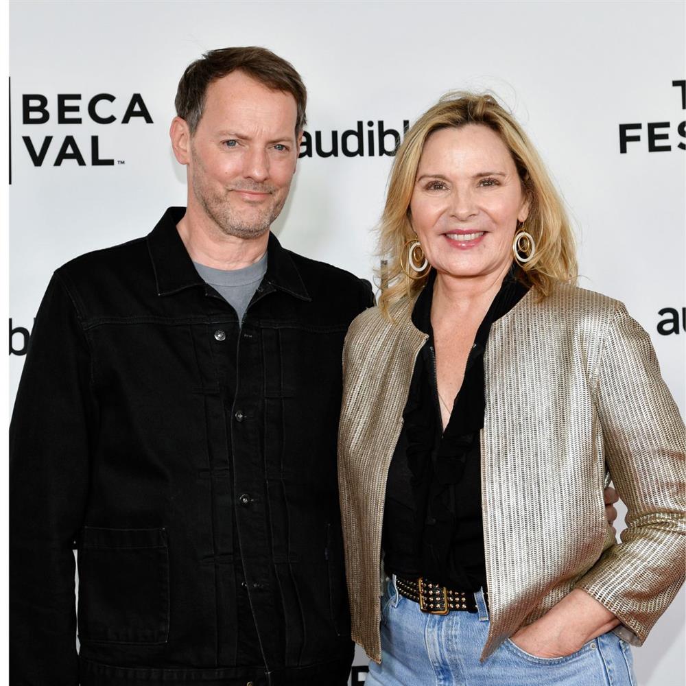 Κιμ Κατράλ: Η 69χρονη Σαμάνθα του "Sex And The City" παντρεύτηκε για τέταρτη φορά - Οι λεπτομέρειες του γάμου της