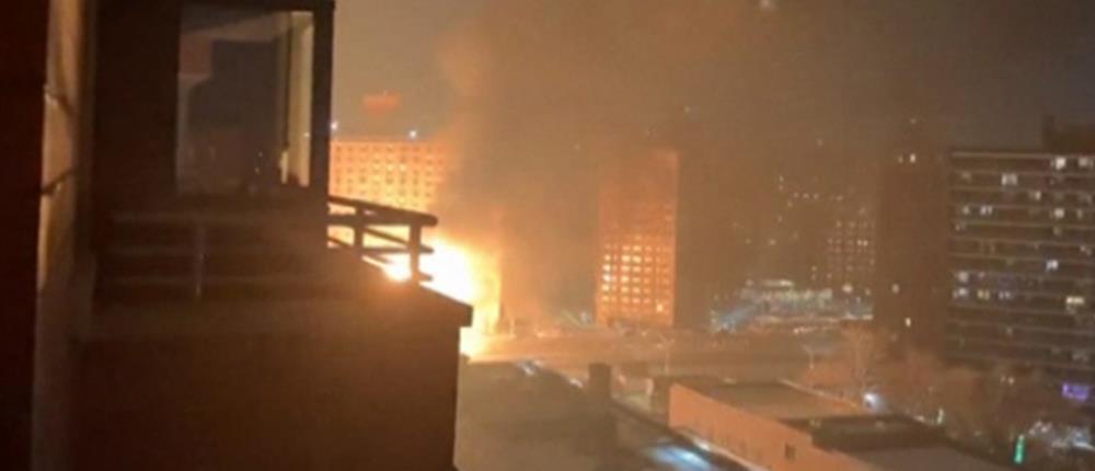 Έκρηξη και φωτιά σε φορτηγό που μετέφερε φιάλες προπανίου (εικόνες)