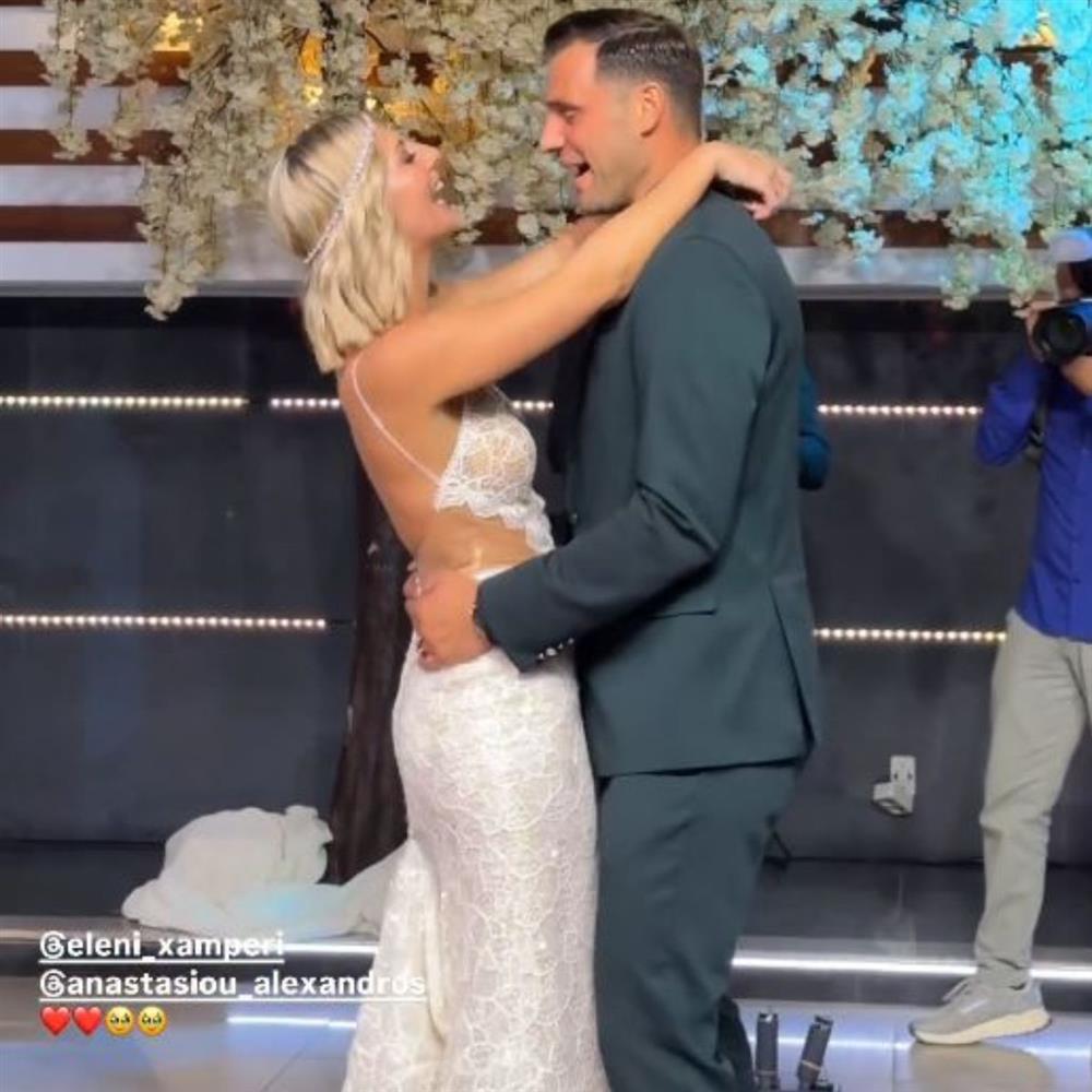 Ελένη Χαμπέρη: Ο πρώτος χορός με τον σύζυγό της στο γαμήλιο πάρτι (βίντεο)