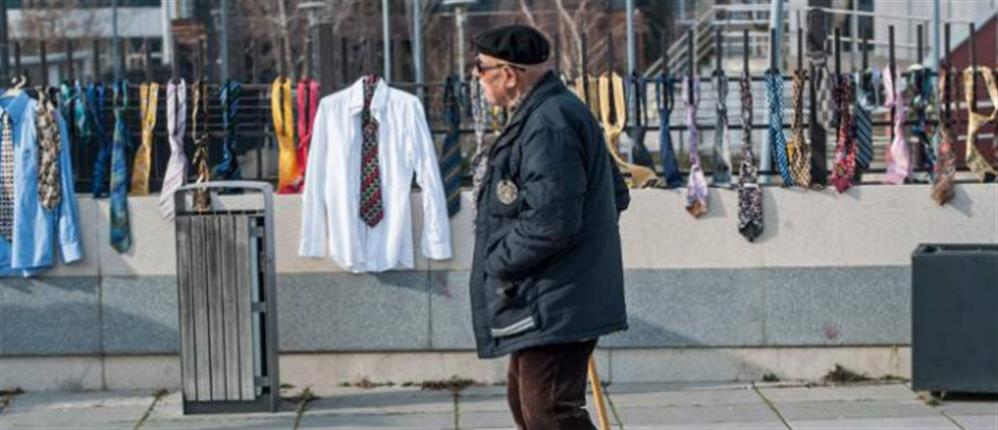 Διαμαρτυρία με… γραβάτες επειδή ο πρωθυπουργός διπλασίασε τον μισθό του