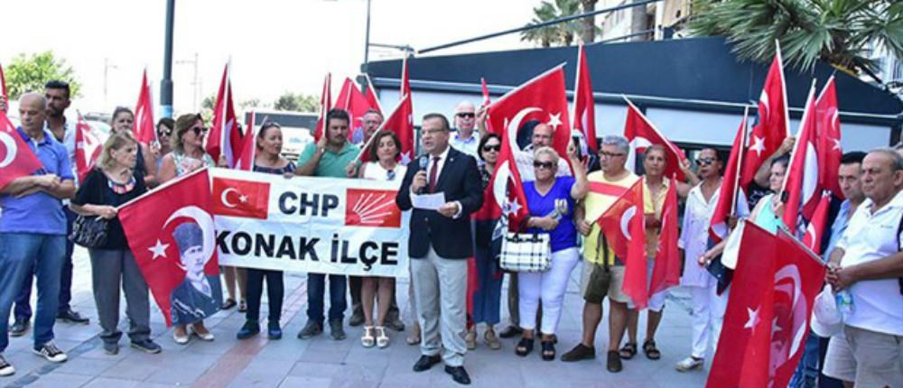 Διαμαρτυρία έξω από το ελληνικό προξενείο της Σμύρνης (βίντεο)