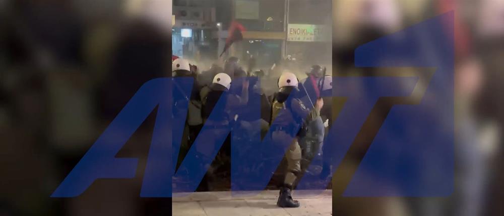 Αλέξανδρος Γρηγορόπουλος: Επεισόδια στα Εξάρχεια - Μολότοφ και προσαγωγές (βίντεο)