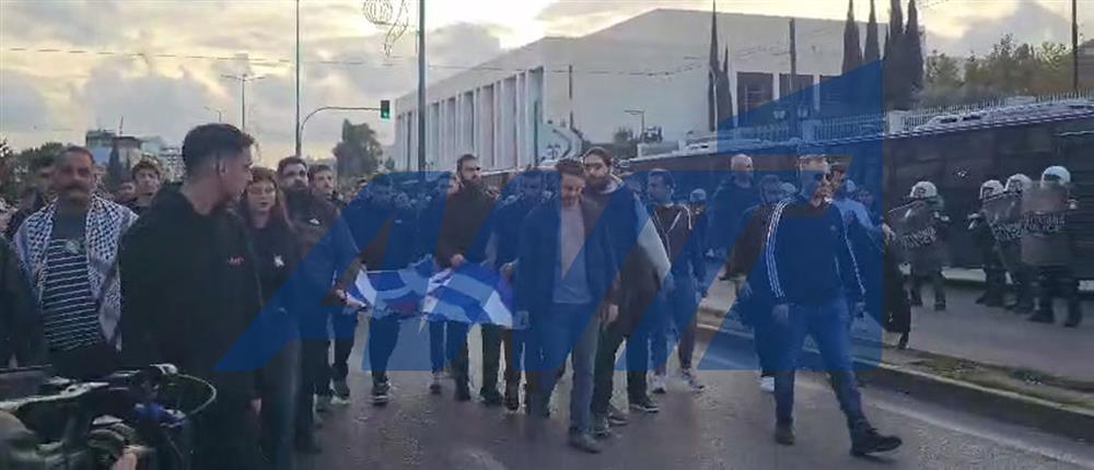 Η σημαία του Πολυτεχνείου έφτασε στην Αμερικανική πρεσβεία (βίντεο)