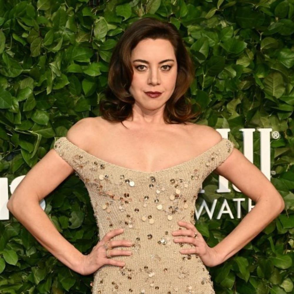 Όμπρεϊ Πλάζα: Θα παρουσίαζε βραβείο στις Χρυσές Σφαίρες πριν από τον τραγικό θάνατο του συζύγου της, Τζεφ Μπαένα