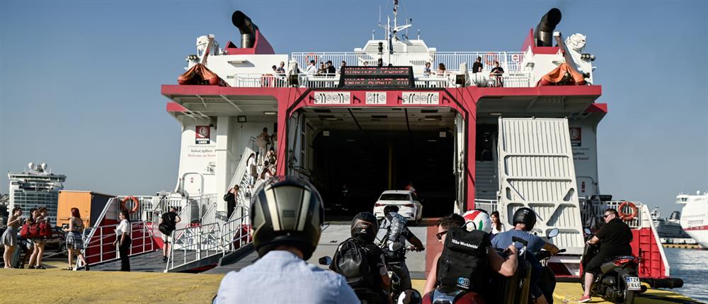 Λιμάνι Πειραιά με μαζική έξοδο με κόσμο επιβίβαση σε πλοία