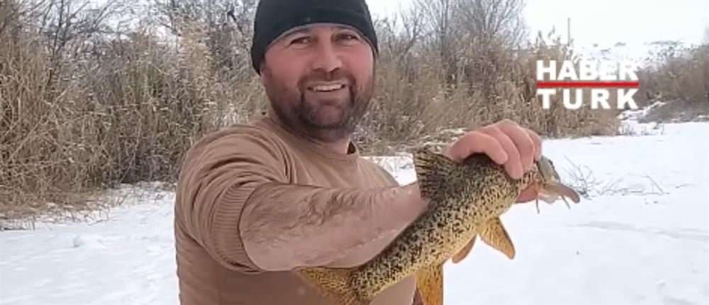 Πάγωσε ο μεγαλύτερος ποταμός της Τουρκίας - Άνδρας ψάρεψε όπως οι...Εσκιμώοι

