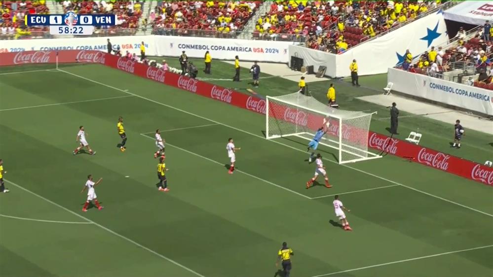 COPA AMERICA 2024 | Εκουαδόρ - Βενεζουέλα | Εξαιρετικά αντανακλαστικά ο Ρόμο σε σέντρα που κόντραρε και άλλαξε πορεία η μπάλα προς την εστία