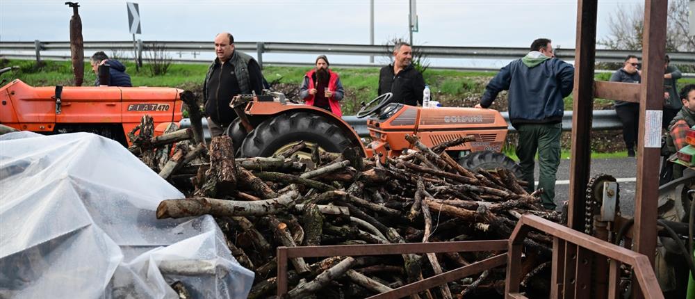 Αγροτικές κινητοποιήσεις στη Λάρισα: Κλειστή παραμένει η εθνική οδός Αθηνών - Θεσσαλονίκης