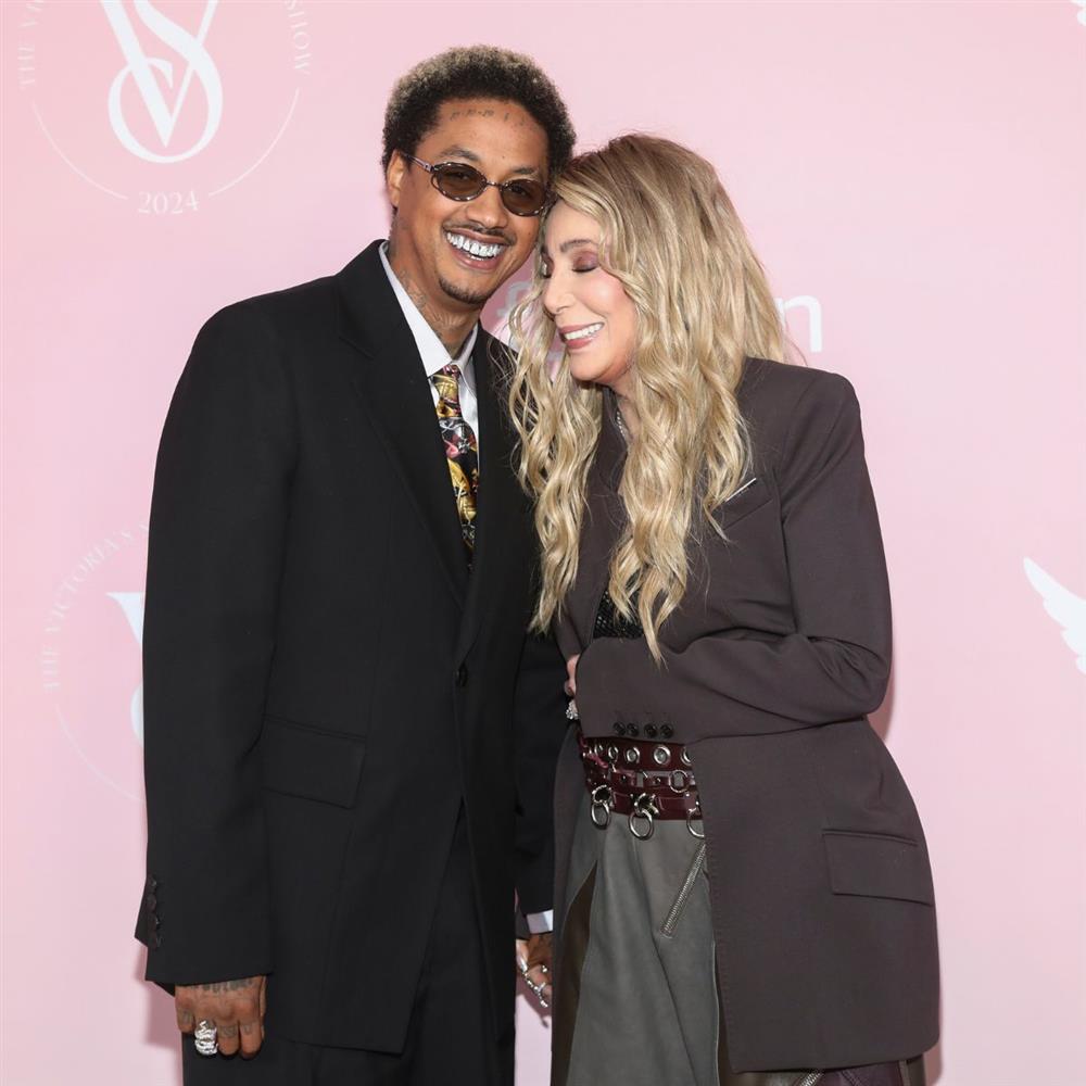 Σερ: Απαντά στις φήμες περί γάμου με τον κατά 40 χρόνια νεότερο σύντροφό της