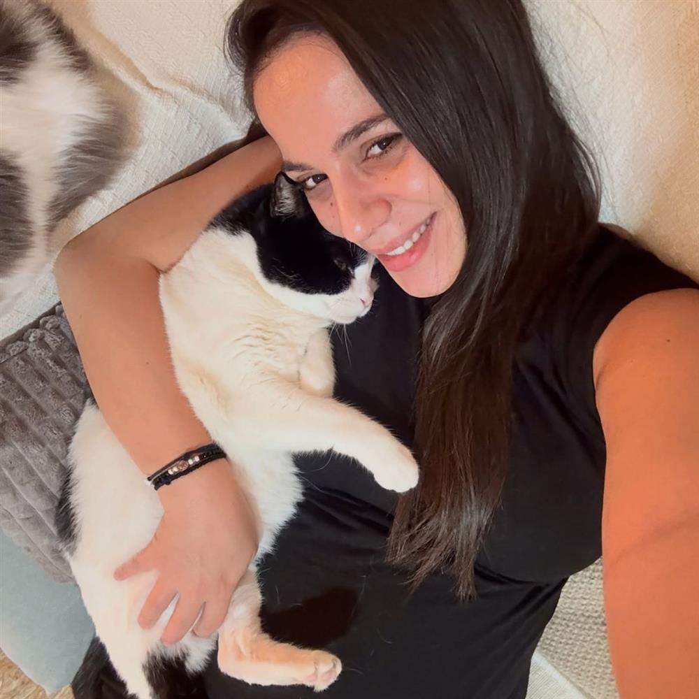 Ευλαμπία Ρέβη: "Ναι, είμαι έγκυος, ναι έχω γάτες - Οι περισσότερες γυναίκες κολλούν τοξόπλασμα από άπλυτα λαχανικά ή ωμό κρέας"