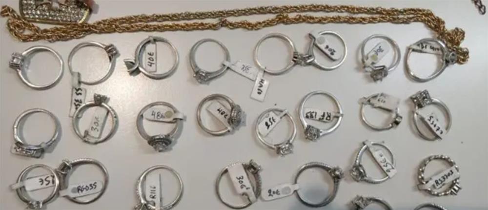 Θεσσαλονίκη: Τον συνέλαβαν...με κλοπιμαία, ενώ προσπαθούσε να “ανοίξει” ταξί (εικόνες)