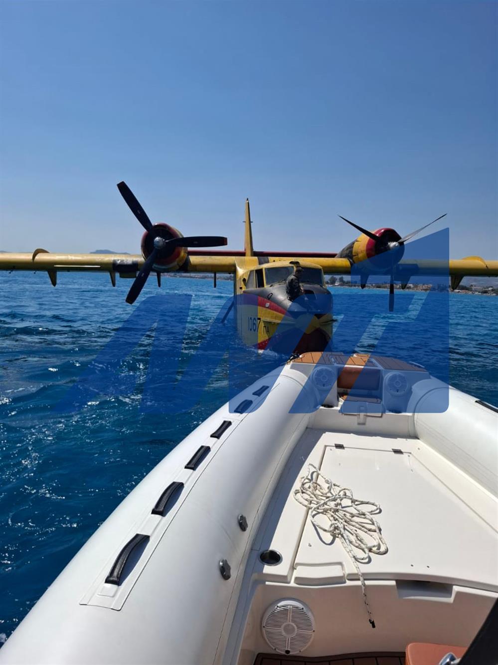 Κορινθιακός: Η ρυμούλκηση του πυροσβεστικού αεροσκάφους