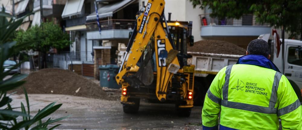 Κακοκαιρία Byron: Απομάκρυνση των φερτών υλικών στους πλημμυρισμένους δρόμους από τα συνεργεία της Περιφέρειας Αττικής