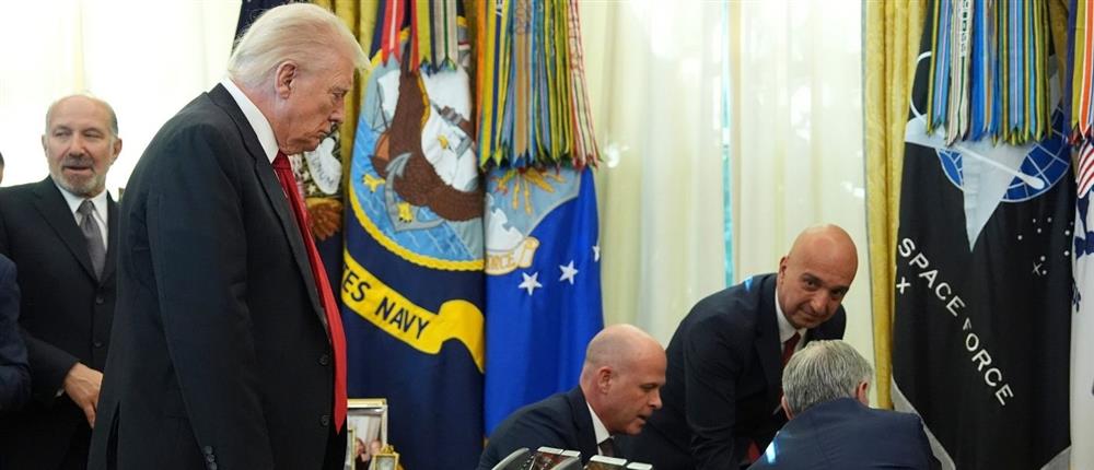 Προσκεκλημένος λιποθυμά παρόντος του προέδρου Τραμπ στο Οβάλ Γραφείο (βίντεο)