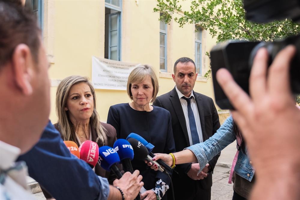 Δικαστήριο - συγγενής Σούζαν Ίτον Δικαστήριο - συγγενής Σούζαν Ίτον