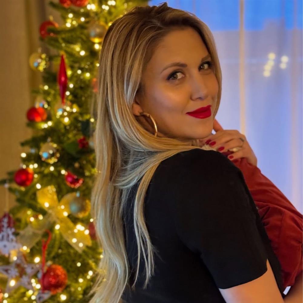 Φωτεινή Πετρογιάννη: Ο γιος της έγινε ενός μήνα & μοιράστηκε τις πιο όμορφες φωτογραφίες με φόντο το χριστουγεννάτικο δέντρο