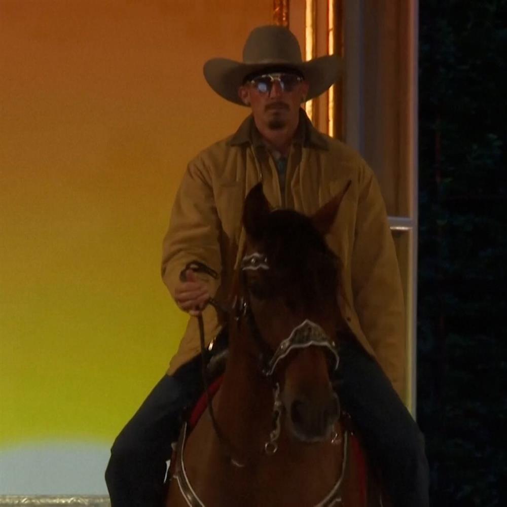 Post Malone: Μοντέλο εμφανίστηκε με άλογο στην επίδειξη μόδας της νέας του συλλογής με ρούχα - Viral το βίντεο στα social media