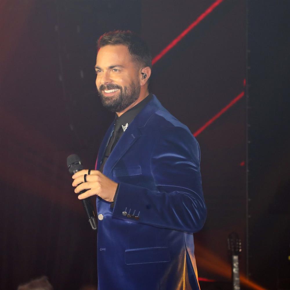 Ηλίας Βρεττός: Κι όμως αυτό είναι το πραγματικό του επίθετο! "Αποφάσισε δημοκρατικά ότι από σήμερα θα με λένε…"